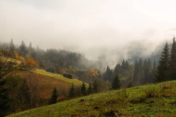 Manhã de outono colorido nas montanhas dos Cárpatos. Cordilheira de Sokilsky — Fotografia de Stock