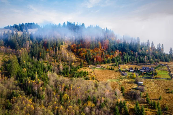 Manhã de outono colorido nas montanhas dos Cárpatos. Cordilheira de Sokilsky — Fotografia de Stock