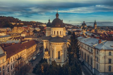Dönüşüm Kilisesi, Lviv. Arka planda Aziz George katedrali.