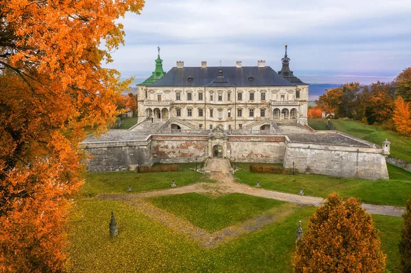 Palacio Podgortsy desde el aire. Puesta de sol sobre el parque de otoño en colinas. — Foto de Stock