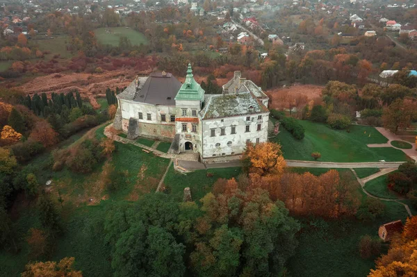 Палац Олеско з повітря. Резерв. Літній парк на пагорбах. Вид з повітря на Олеський замок (Україна).. Ліцензійні Стокові Зображення