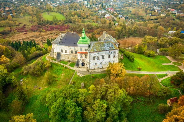 Palacio de Olesko desde el aire. Reserva. Parque de verano en las colinas. Vista aérea del Castillo de Olesky, Ucrania. Fotos de stock libres de derechos