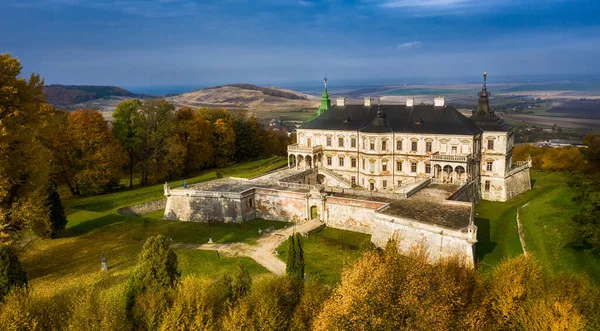 Palacio Podgortsy desde el aire. Puesta de sol sobre el parque de otoño en colinas. Imagen De Stock