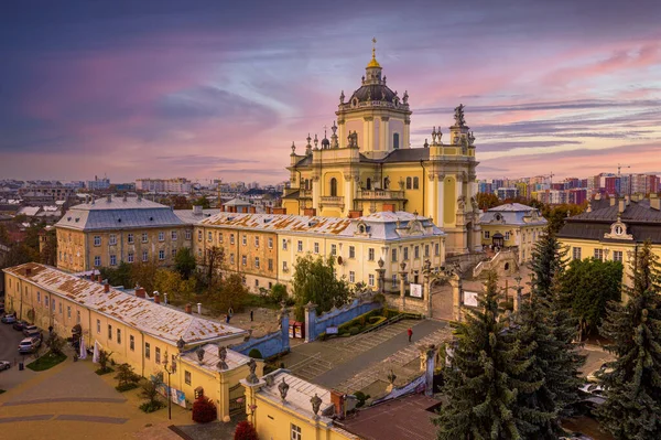 Vista aérea de la iglesia de St. Jura St. Georges Catedral contra el paisaje nublado en el casco antiguo de Lviv, Ucrania. Disparo de dron de la catedral católica griega de la ciudad. Santuario principal del católico griego ucraniano Imagen De Stock