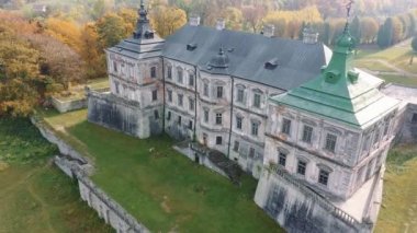 Eski Pidhirtsi Kalesi, Ukrayna. Kalenin yukarıdan görünüşü, İHA 'dan hava görüntüsü. Kuşbakışı bakınca Podgoretsky Kalesi