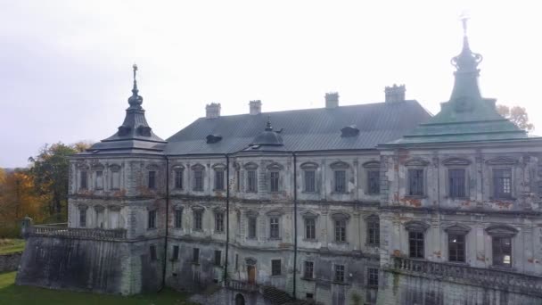 Gamla slottet Pidhirtsi, Ukraina. Utsikt över slottet ovanifrån, flygutsikt från drönare. Podgoretsky slott från fågelperspektiv — Stockvideo