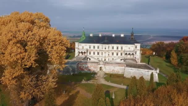 Gamle Pidhirtsi Slot, Ukraine. Udsigt over slottet ovenfra, udsigt fra luften fra drone. Podgoretsky Slot fra en fugleperspektiv – Stock-video