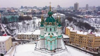 Ukrayna, Kiev 'deki Podol ve St. Andrews kilisesinin hava manzarası