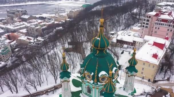 Luchtfoto van Podol en St. Andrews kerk in Kiev, Oekraïne — Stockvideo