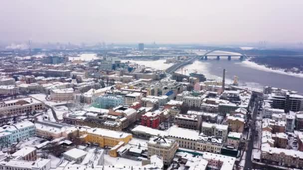 Aerial view of the Podil area, St. Andrews Church, Kontraktova Square and Kiev. Old residential buildings overlooking the city. — Vídeo de Stock