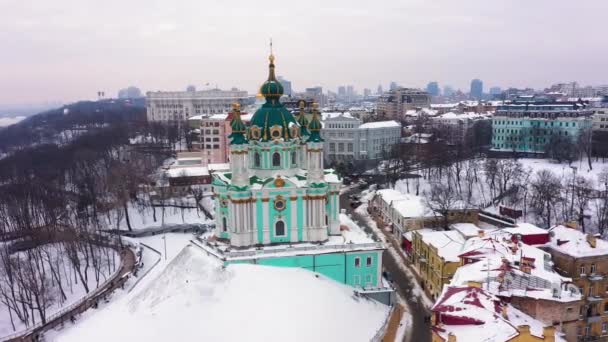 Z lotu ptaka na Podol i kościół św. Andrzeja w Kijowie, Ukraina — Wideo stockowe