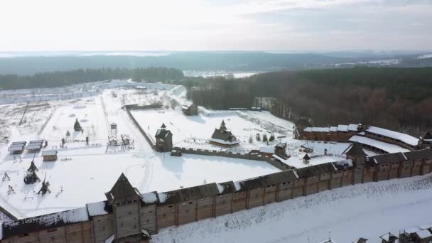 Gereconstrueerde middeleeuwse houten vesting. Oude architectuur van Kiev. Historische en culturele plaats. — Stockvideo