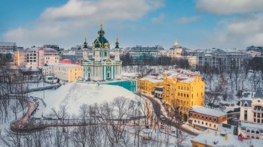 St. Andrews Kilisesi ve Andriyivsky Descent, kışın, Kyiv, Ukrayna