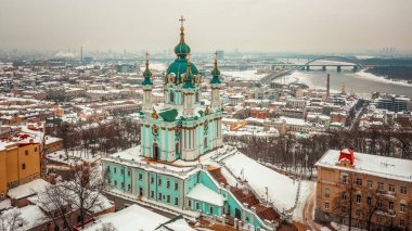 St. Andrews Kilisesi ve Andriyivsky Descent, kışın, Kyiv, Ukrayna