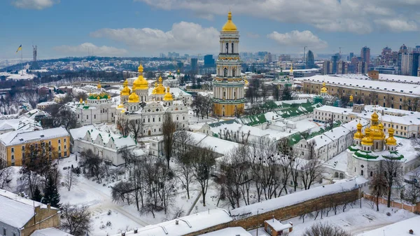 En vy över Kiev klostret i grottorna på vintern Royaltyfria Stockbilder