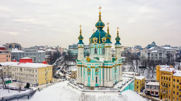 Церква святого Андрія і Андріївський спуск взимку, в Києві, Україні. Ліцензійні Стокові Фото