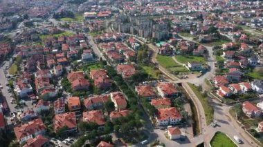 Türkiye 'nin Marmaris yakınlarındaki Ichmeler kentinde Ege Denizi üzerinde güzel bir hava manzarası.