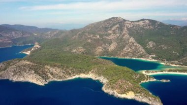 Oludeniz 'de mavi göl manzarası, güneybatıda Turkuaz Sahili, Fethiye ilçesi Türkiye. Açık mavi gökyüzü ile güneşli bir yaz günü. Hava görüntüsü 4K.