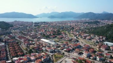 Türkiye 'nin Marmaris yakınlarındaki Ichmeler kentinde Ege Denizi üzerinde güzel bir hava manzarası.