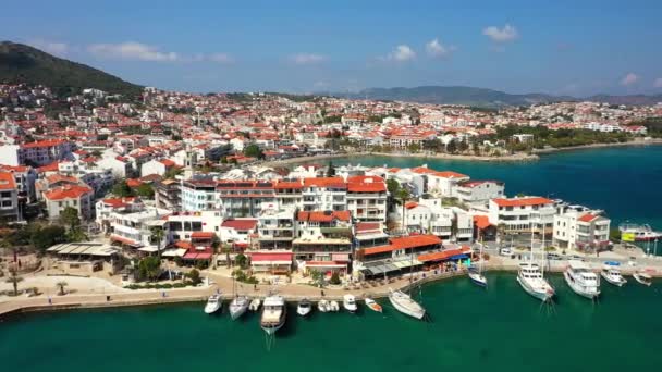 Flygfoto över Datca stad och Egeiska havet kust Mugla-TURKEY — Stockvideo