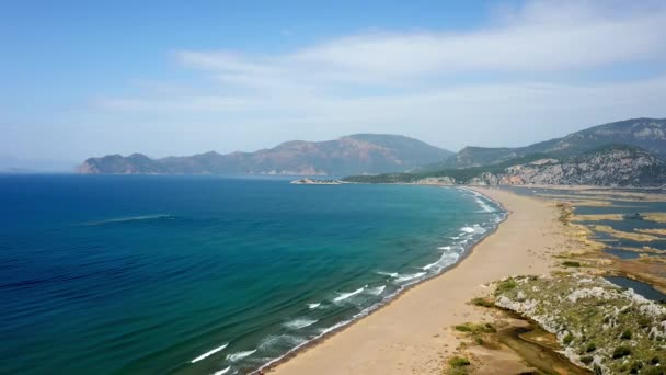 Lunga spiaggia stupenda montagna canneti campo e mare ondulato, vista aerea paesaggio. spiaggia iztuzu Provincia di Mugla, villaggio di Dalyan in Turchia. Video 4K — Video Stock