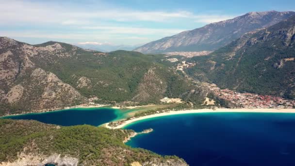 Oludeniz 'de mavi göl manzarası, güneybatıda Turkuaz Sahili, Fethiye ilçesi Türkiye. Açık mavi gökyüzü ile güneşli bir yaz günü. Hava görüntüsü 4K. — Stok video