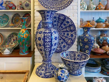 Seramik dekoratif plakalar, mandala desenli İslami plaka, yukarıdan kırpma yolu ile izole edilmiş beyaz arkaplan görüntüsü