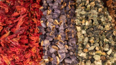 Hindi, Bodrum. Seramik Yunan Değirmeni hediyelik eşyaları vitrinde..