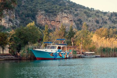 Türkiye 'nin Dalyan kentindeki antik kaya mezarlarını geçerek Dalyan nehrinde motorlu eğlence tekneleri