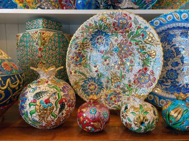 Seramik dekoratif plakalar, mandala desenli İslami plaka, yukarıdan kırpma yolu ile izole edilmiş beyaz arkaplan görüntüsü