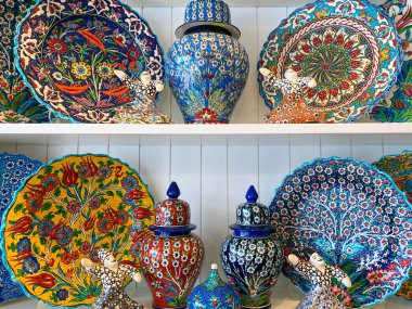 Seramik dekoratif plakalar, mandala desenli İslami plaka, yukarıdan kırpma yolu ile izole edilmiş beyaz arkaplan görüntüsü