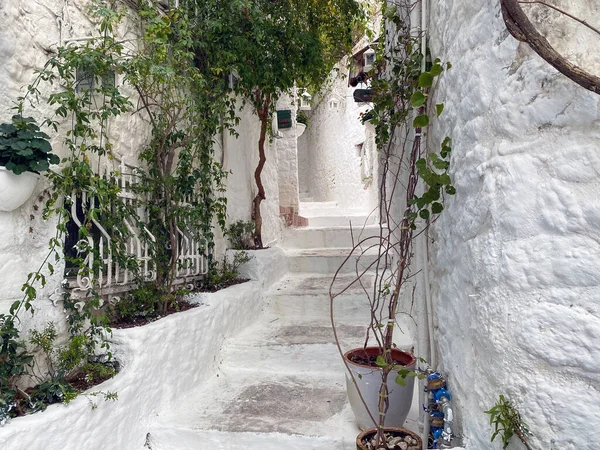 Piękne ulice starej Marmaris. Wąskie uliczki ze schodami wśród domów z białą cegłą, zielonymi roślinami i kwiatami na starym mieście kurortu w Turcji — Zdjęcie stockowe