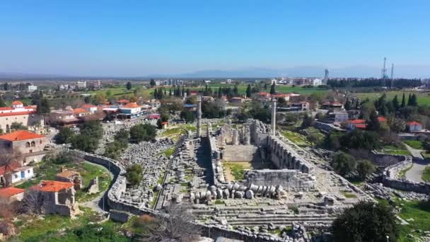 Antike Handelsstraße mit Säulenreihen in Magnesia, Türkei. — Stockvideo