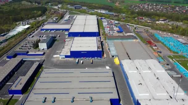 Letecký kruhový pohled na logistické centrum se skladištěm, — Stock video