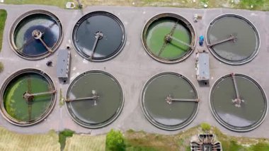 Atık su arıtma tesisi ve uzak ufuk çizgisinin havadan görüntüsü. Büyük şehir atık işleme kavramı