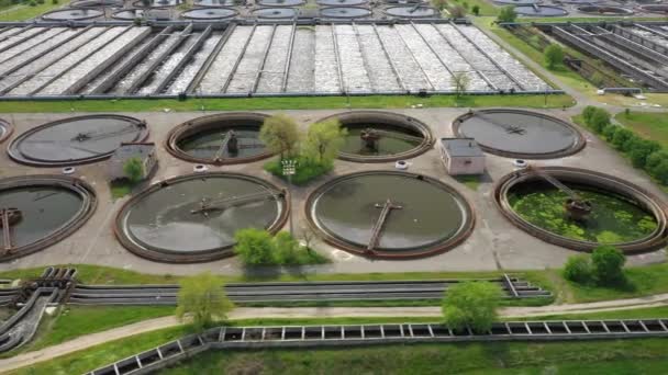 下水処理場と遠くのスカイラインの空中ショット。大都市廃棄物処理の概念 — ストック動画