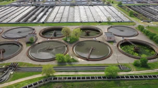 Toma aérea de una planta de tratamiento de aguas residuales y horizonte distante. Gran ciudad concepto de procesamiento de residuos — Vídeo de stock