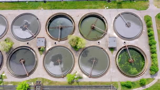 Toma aérea de una planta de tratamiento de aguas residuales y horizonte distante. Gran ciudad concepto de procesamiento de residuos — Vídeo de stock