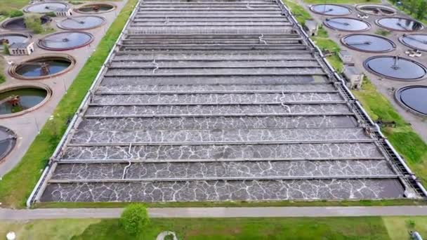 Atık su arıtma tesisi ve uzak ufuk çizgisinin havadan görüntüsü. Büyük şehir atık işleme kavramı — Stok video