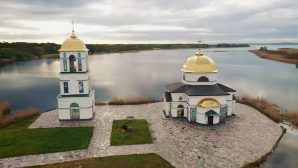 Chiesa sull'acqua nei raggi del sole nascente — Video Stock