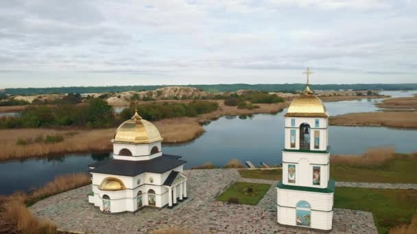 Iglesia en el agua en los rayos del sol naciente — Vídeos de Stock