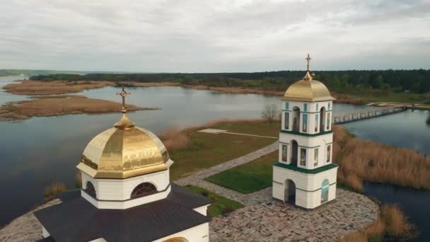 Iglesia en el agua en los rayos del sol naciente — Vídeos de Stock