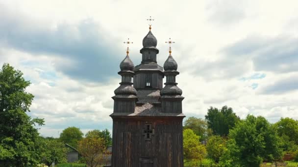 Landsbygdslandskap flyger runt den gamla träkyrkan. — Stockvideo