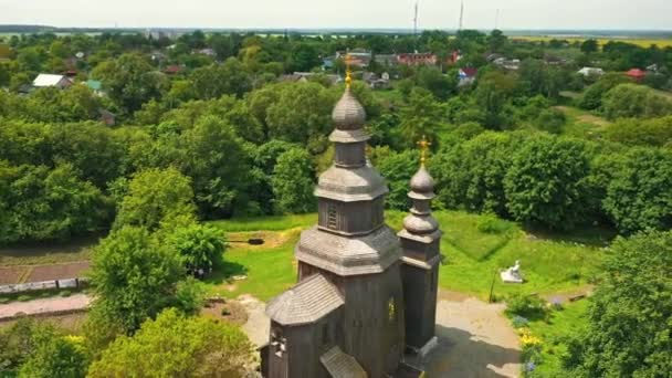 Landsbygdslandskap flyger runt den gamla träkyrkan. — Stockvideo