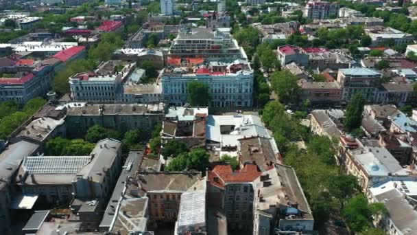 Полет дрона над центром города — стоковое видео