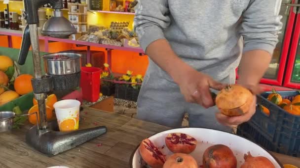 Straat eten en drinken, typische granaatappelsap makers — Stockvideo