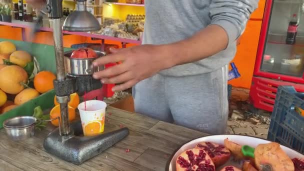 Street food and drinks, typical pomegranate juice makers — Stock Video