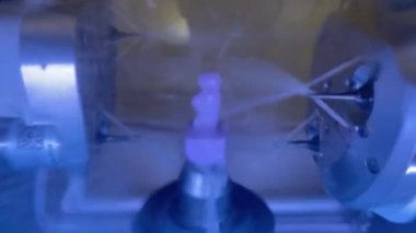 Mavi ışıkta diş makinesi. Seramik diş yapmak için gelişmiş ekipmanlar. Modern dişçilik teknolojileri.