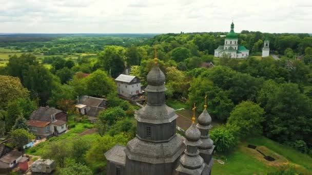 Krajobraz wiejski latający wokół starego drewnianego kościoła. — Wideo stockowe