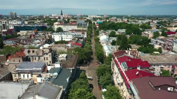 Полет дрона над центром города — стоковое видео